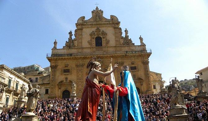 Easter tradition in Modica means celebrating in the Vasa Vasa procession. 