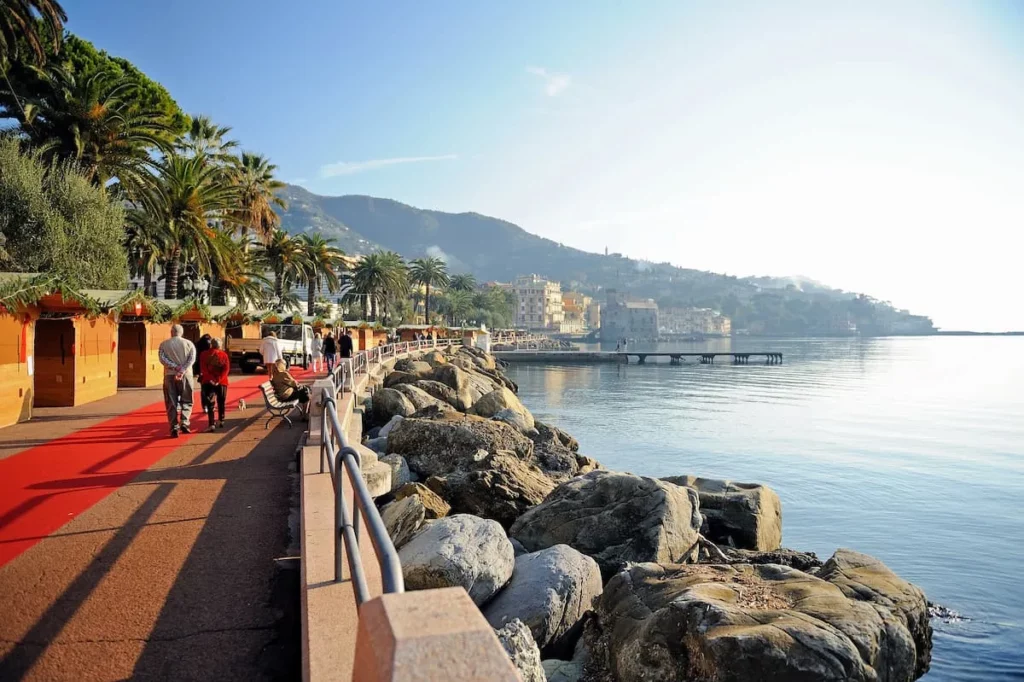 The living room of Rapallo, the Lungomare. 